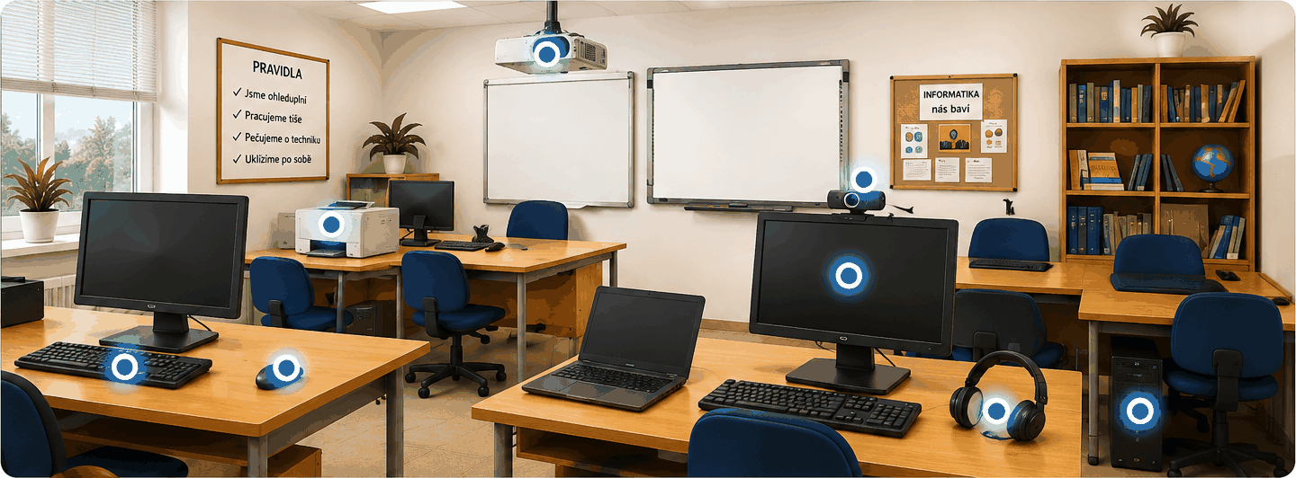 Počítačová učebna s monitory, klávesnicemi, myšmi, tiskárnou, projektorem, počítačem, sluchátky a webkamerou